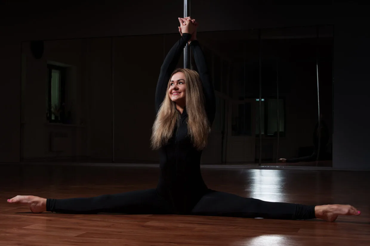 Diana Bartkevičienė atlieka pole sporto triuką savo studijoje DiScorpion Trakuose