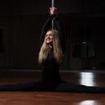 Diana Bartkevičienė atlieka pole sporto triuką savo studijoje DiScorpion Trakuose