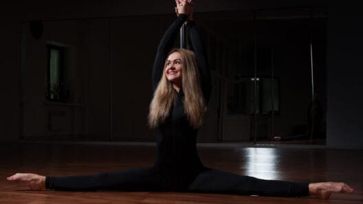 Diana Bartkevičienė atlieka pole sporto triuką savo studijoje DiScorpion Trakuose