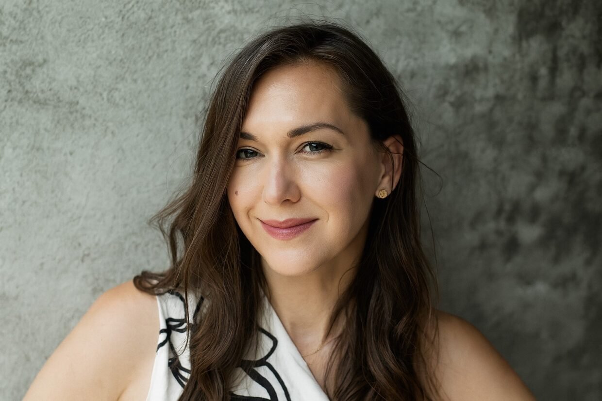 Fotografė Gintarė Marcel portrete – šviesos, kūrybos ir ramybės kupinas momentas, atspindintis jos meninį pasaulį