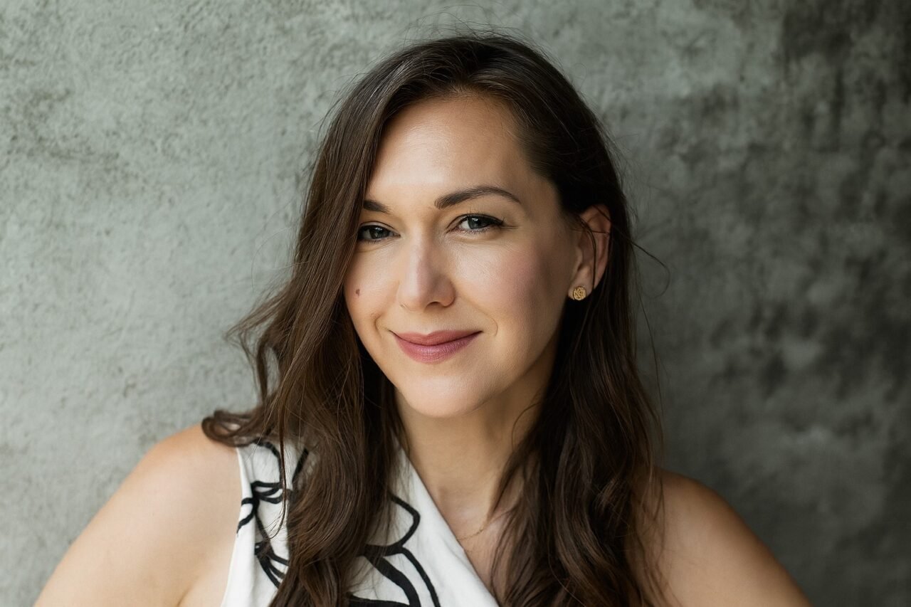 Fotografė Gintarė Marcel portrete – šviesos, kūrybos ir ramybės kupinas momentas, atspindintis jos meninį pasaulį