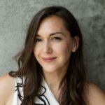 Fotografė Gintarė Marcel portrete – šviesos, kūrybos ir ramybės kupinas momentas, atspindintis jos meninį pasaulį