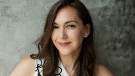 Fotografė Gintarė Marcel portrete – šviesos, kūrybos ir ramybės kupinas momentas, atspindintis jos meninį pasaulį