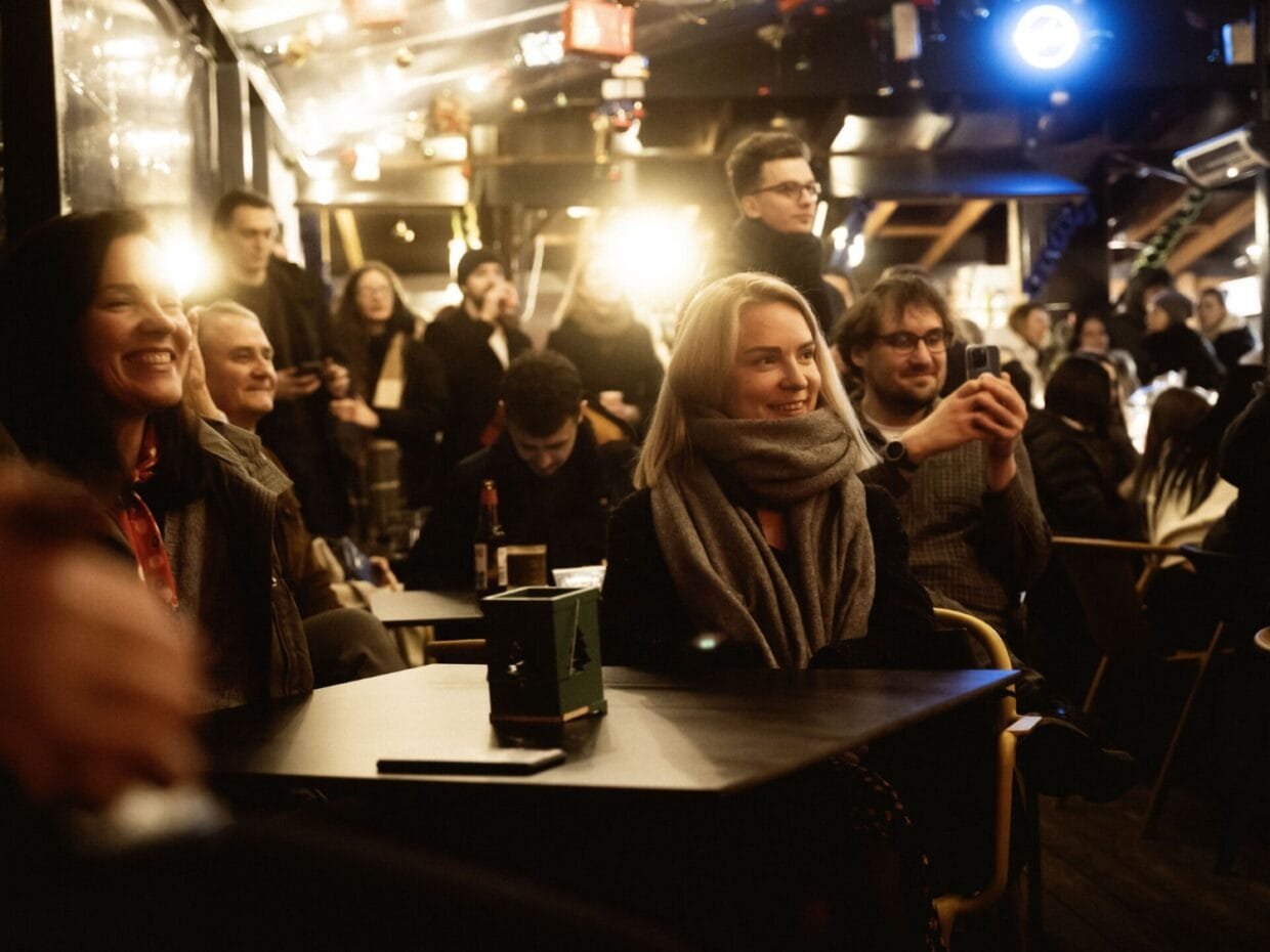 Kalėdos Energetikos ir techniko muziejuje - lankytojai mėhžgaujasi karštais gėrimasi ir dirbtuvėmis