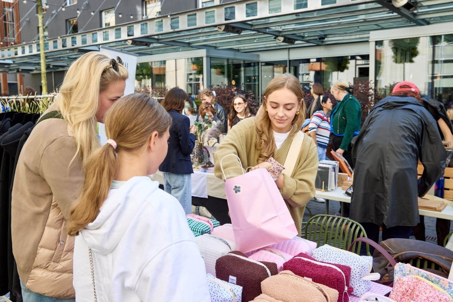 Cherry Market mugės suburia drabužių, papuošalų ir dekoro kūrėjus į vieną gyvą, kūrybišką erdvę.