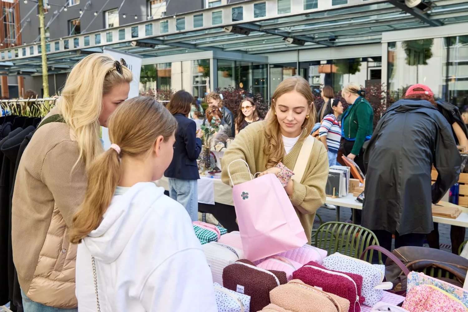 Cherry Market mugės suburia drabužių, papuošalų ir dekoro kūrėjus į vieną gyvą, kūrybišką erdvę.