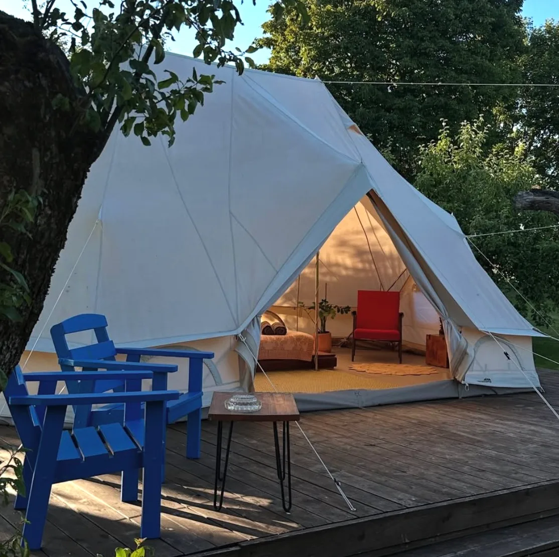 Romantiškas glampingas Lietuvoje – permatomas kupolas nakvynei gamtoje su patogumais ir vaizdu į mišką.