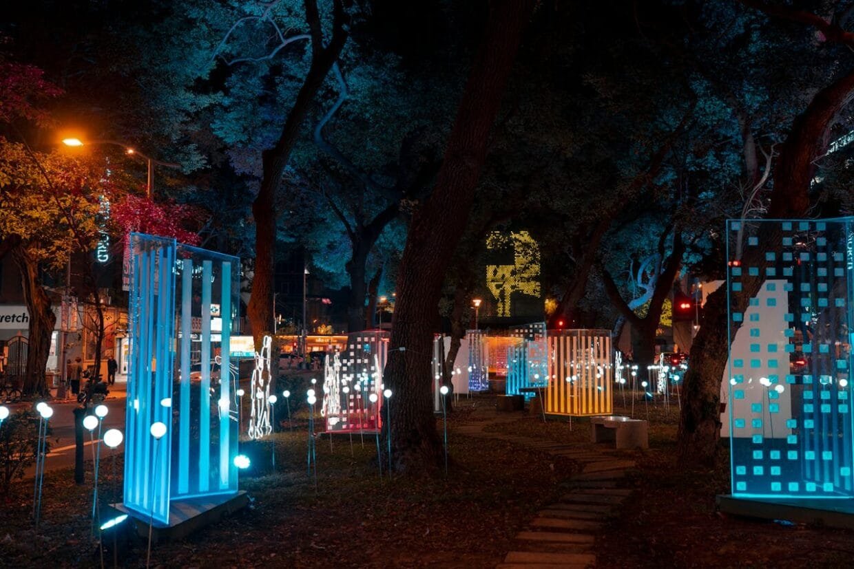 Lietuvos žiemos renginiai su šviesų instaliacijomis ir žmonėmis žiemos vakare.