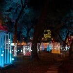 Lietuvos žiemos renginiai su šviesų instaliacijomis ir žmonėmis žiemos vakare.