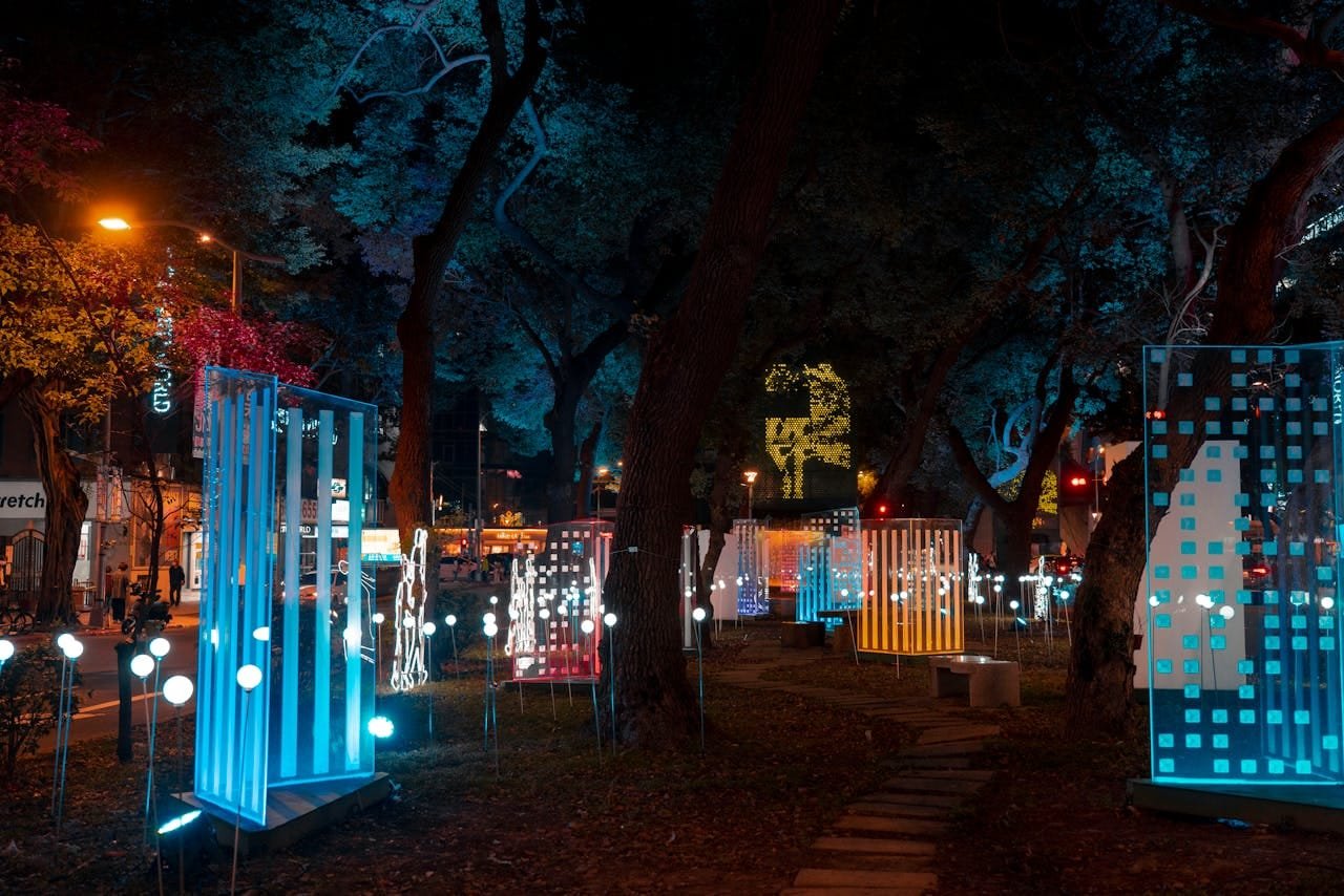 Lietuvos žiemos renginiai su šviesų instaliacijomis ir žmonėmis žiemos vakare.