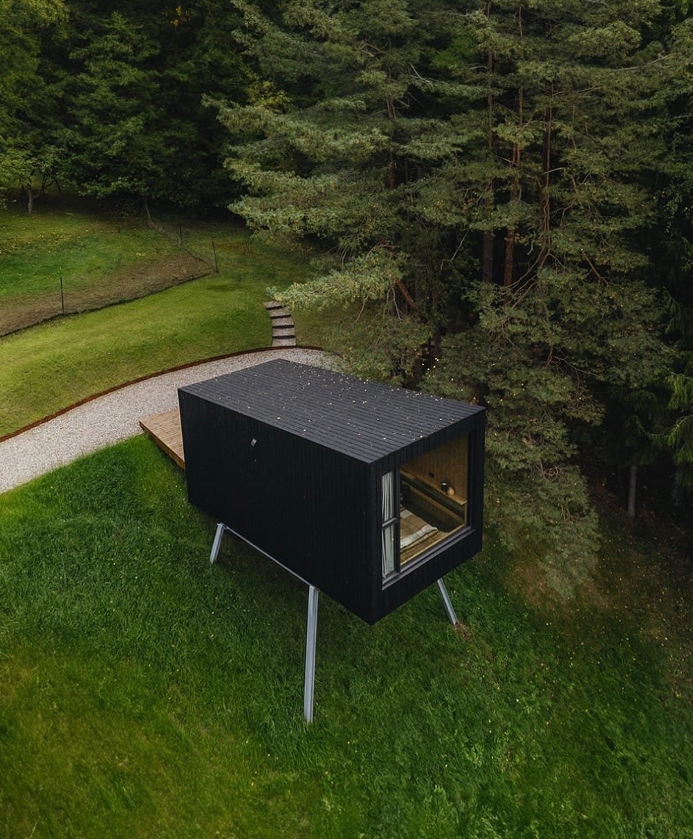 Etno Hut“ mažas namelis miško glūdumoje Varėnos rajone – minimalistinė nakvynė ir privatus poilsis dviem.