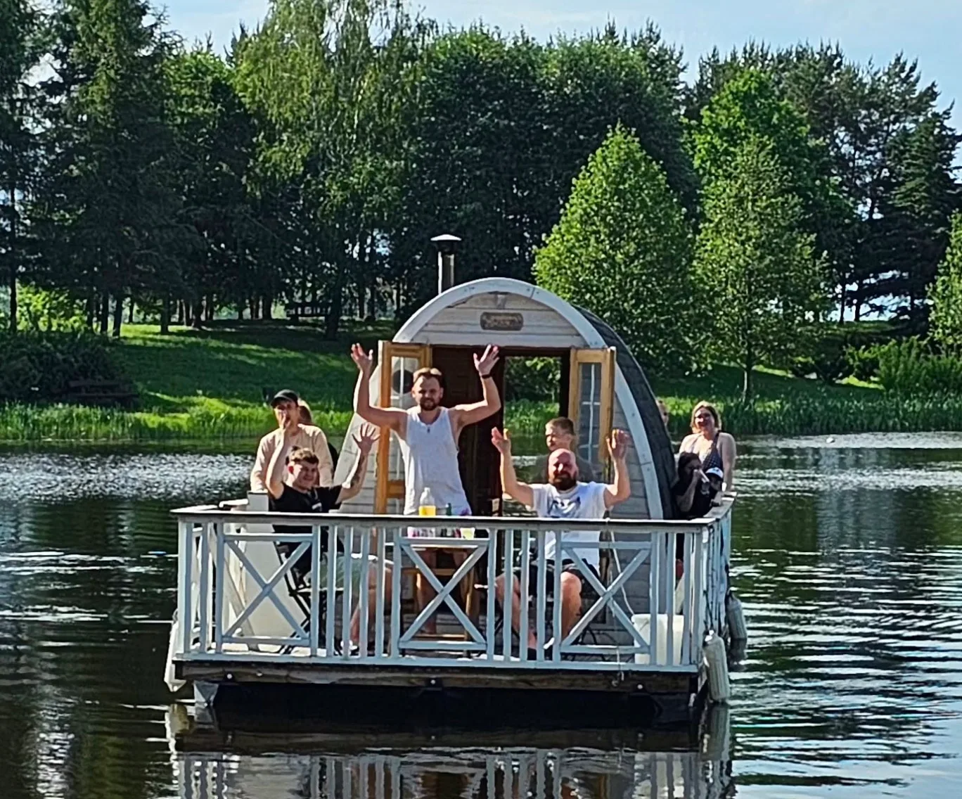 Plaukiojanti pirtis Lietuvoje ant ežero vandens, ramus poilsis gamtoje