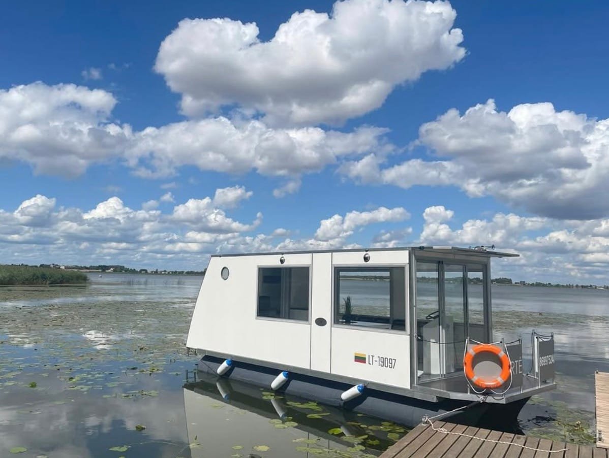 Pirtis, plaukiojani ant vandens kai norisi sveikatinimo ir ramybės gamtoje