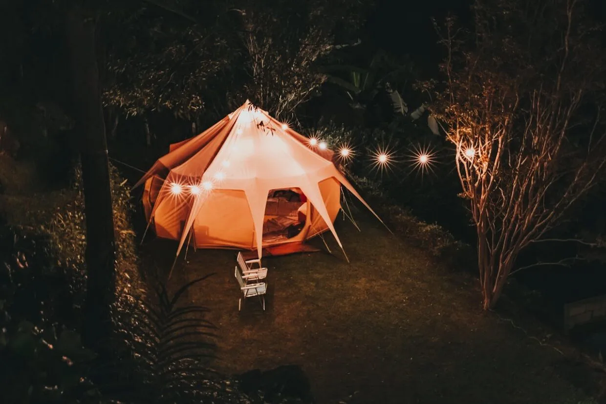 Poilsis gamtoje Lietuvoje – glampingas prie ežero su vaizdu į gamtą