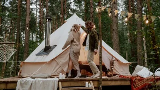 Romantiškas poilsis dviems - pora džiaugiasi ramybės oaze su neįprasta nakvyne tipyje.