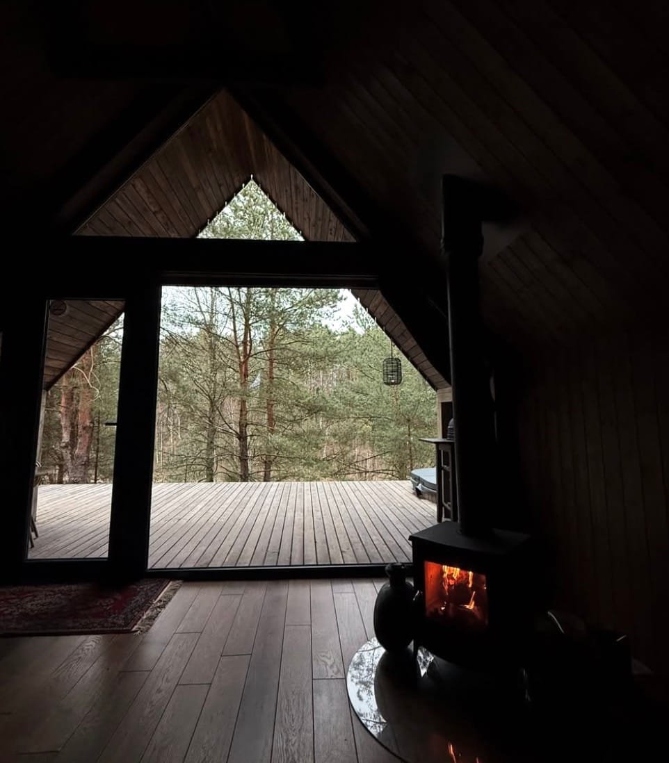 A formos Kęstučio namelis Aušrinės pušyne Varėnos rajone su pakelta medine terasa privačiam poilsiui.