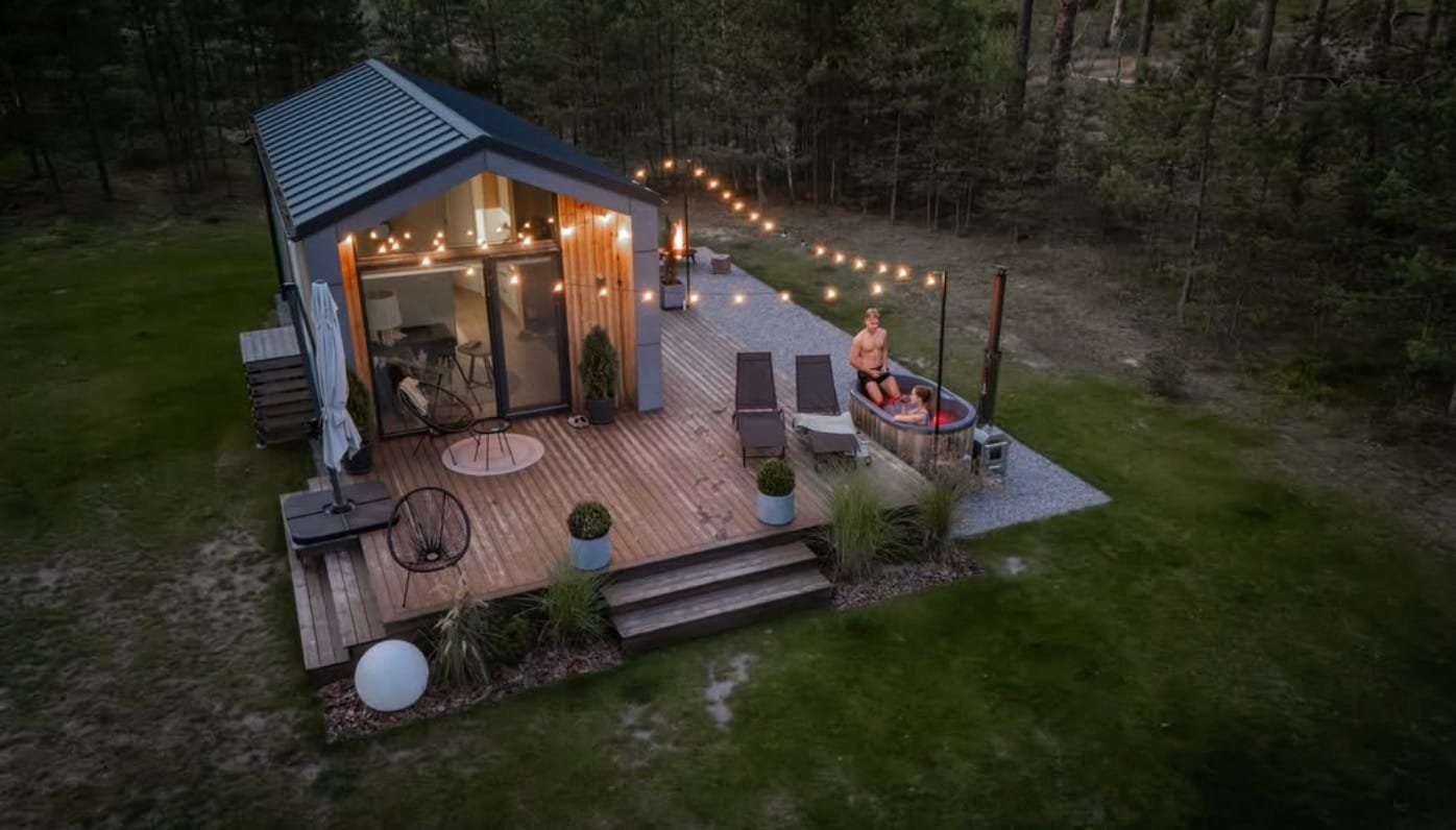 Glampingas „Vienis“ Druskininkų savivaldybėje – jaukus namelis poilsiui gamtoje su Ofuro vonia.