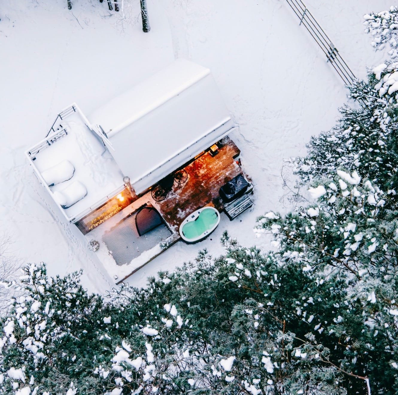 Poilsis su jacuzzi lauke miško apsuptyje, privatus namelis gamtoje