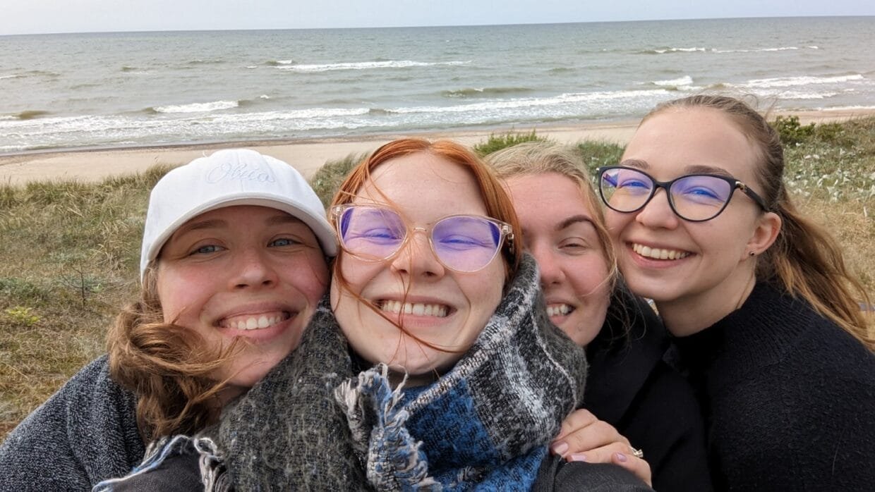 Vyno Mergaitės komanda keturios draugės pozuoja kartu .