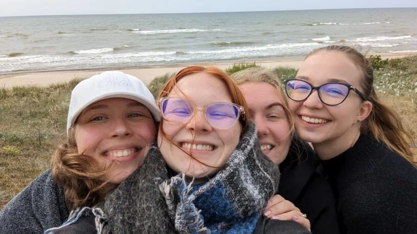 Vyno Mergaitės komanda keturios draugės pozuoja kartu .