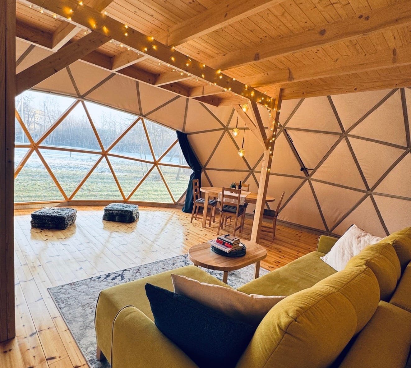 Šviečiantis kupolinis namelis (glampingas) po žvaigždėtu dangumi Lietuvoje.