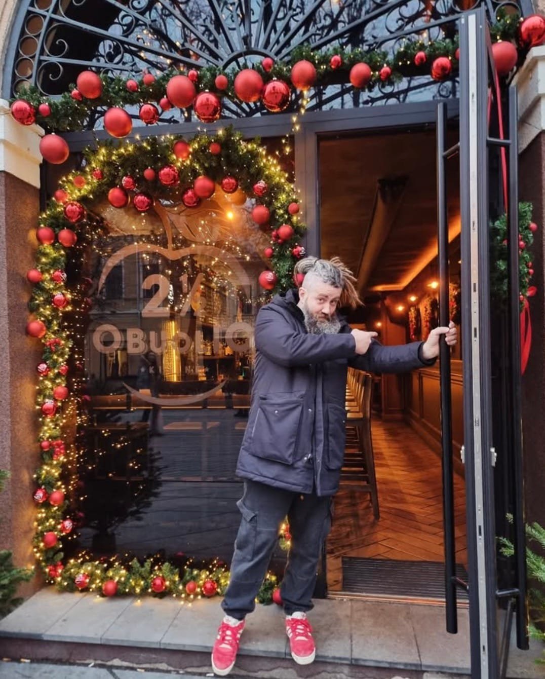 Rami aplinka krepšinio žiūrėjimui 2 ½ Obuolio sidrinėje.