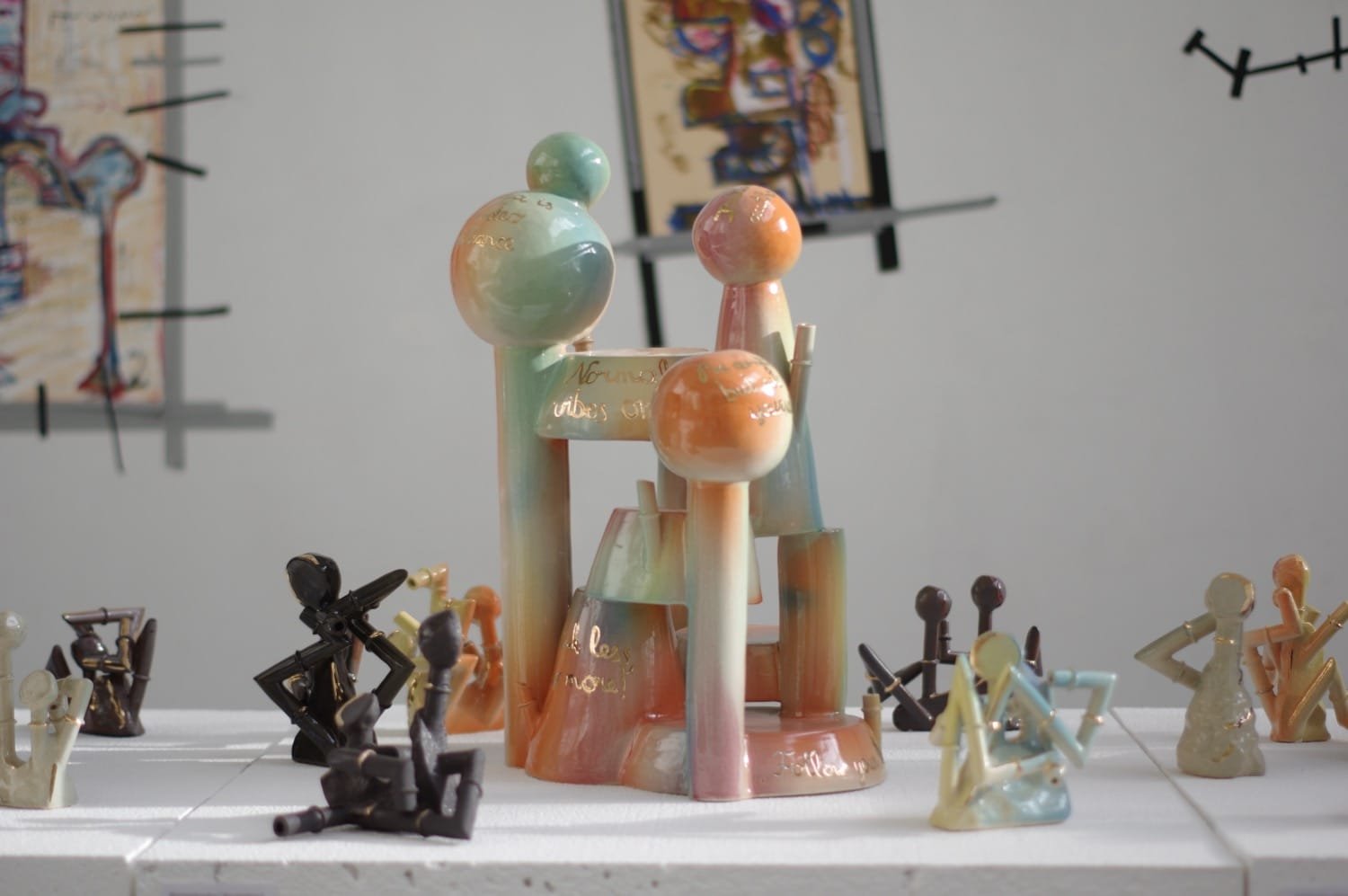 Aistės Kalvelytės keraminis darbas, kuriame industrinio dizaino estetika dera su ekspresyviu, tapybišku glazūravimu.