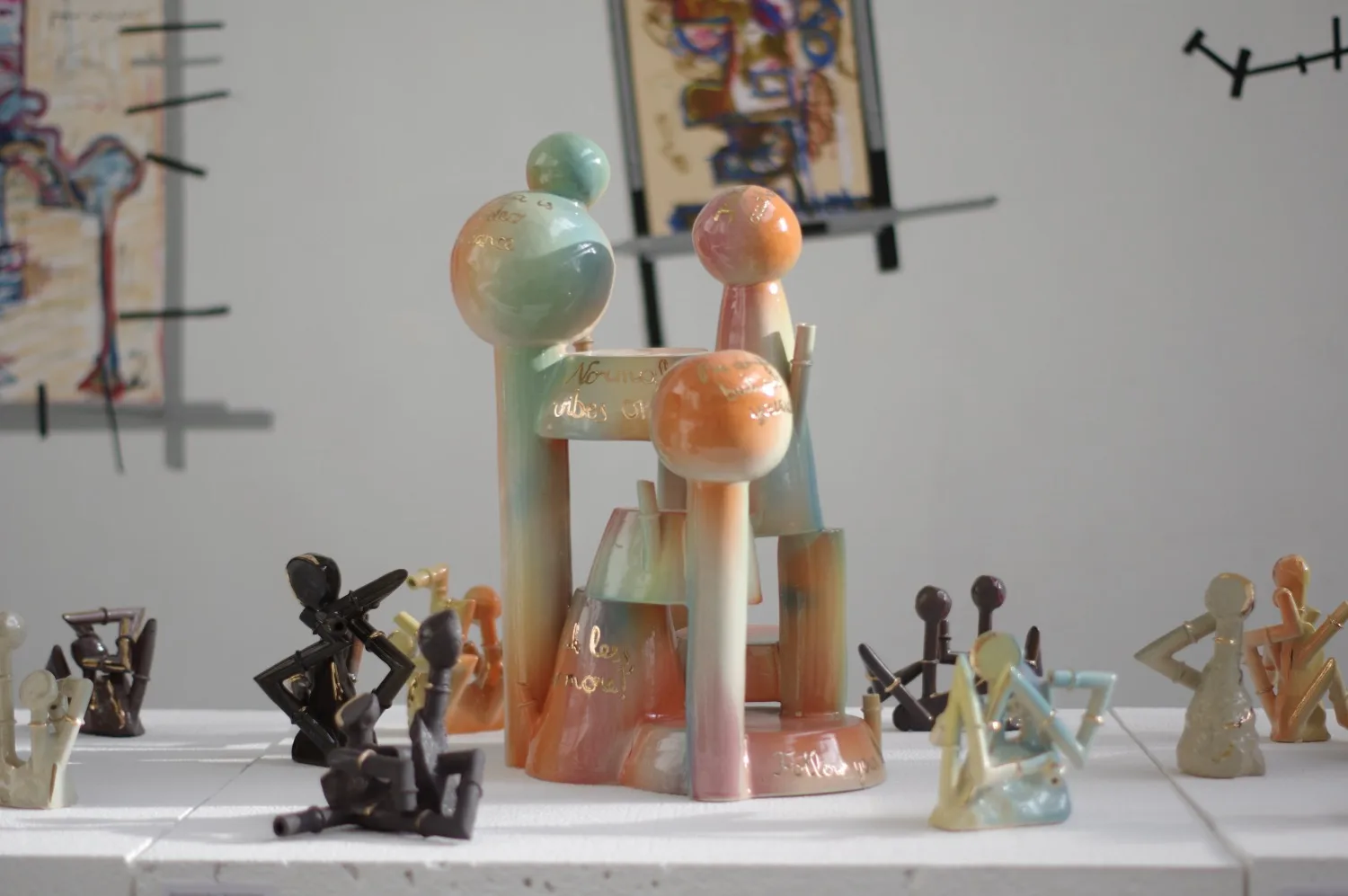 Aistės Kalvelytės keraminis darbas, kuriame industrinio dizaino estetika dera su ekspresyviu, tapybišku glazūravimu.