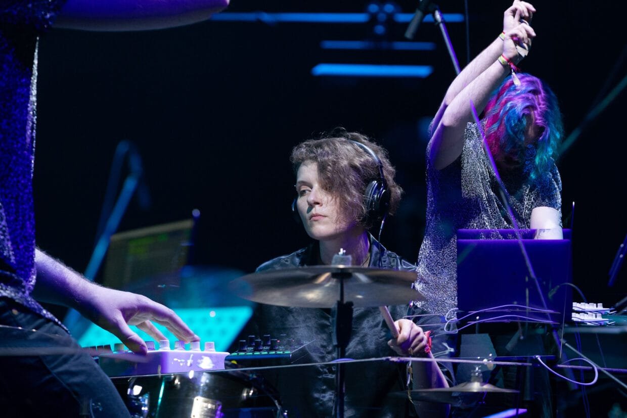 Interviu su Aiste Kalvelyte, kuri energingai groja būgnais gyvo garso koncerto metu.