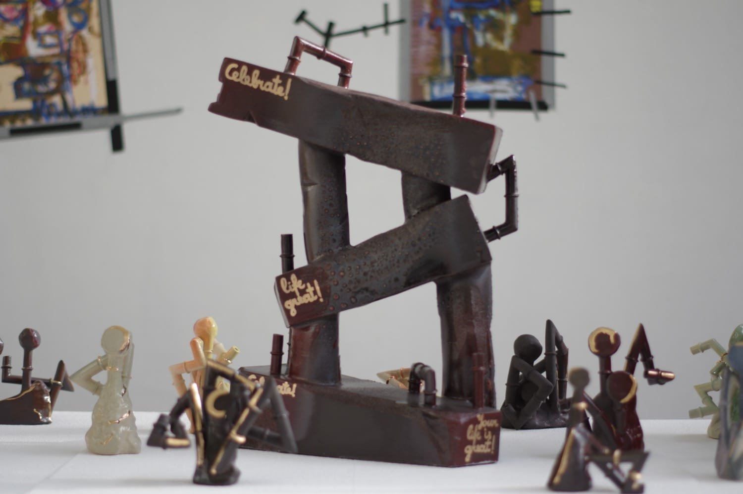 Skulptūriškas Aistės Kalvelytės keramikos kūrinys, pasižymintis griežtomis, bauhauzo stiliaus įkvėptomis formomis.