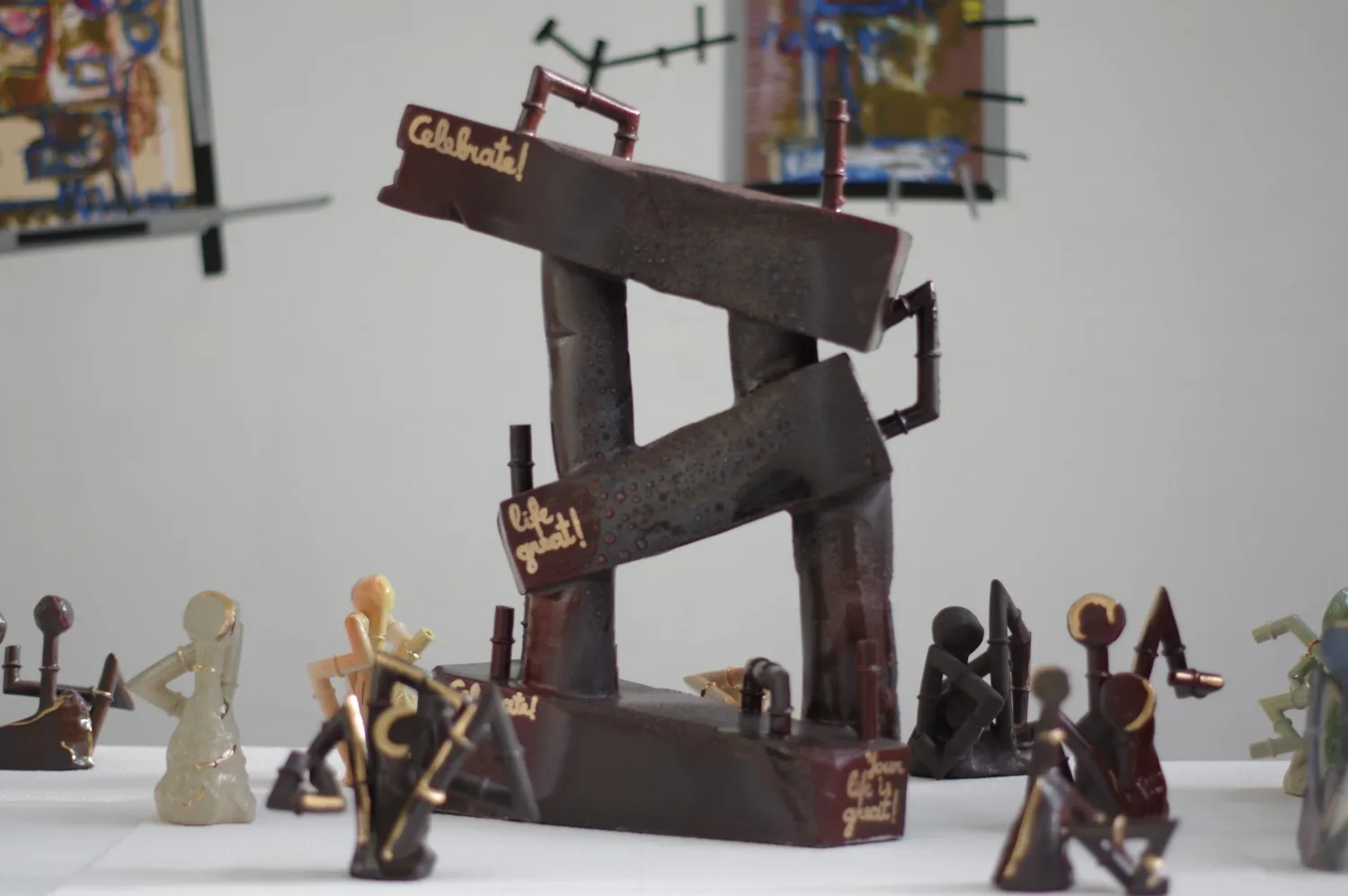 Skulptūriškas Aistės Kalvelytės keramikos kūrinys, pasižymintis griežtomis, bauhauzo stiliaus įkvėptomis formomis.