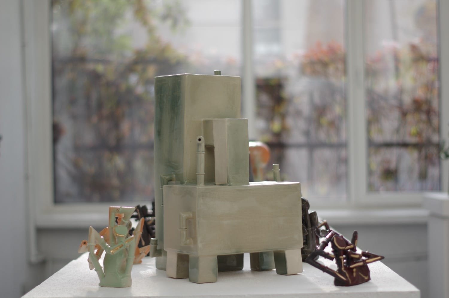 Iš arti nufotografuotas Aistės Kalvelytės keramikos objektas, išryškinantis unikalų braižą ir medžiagiškumą.