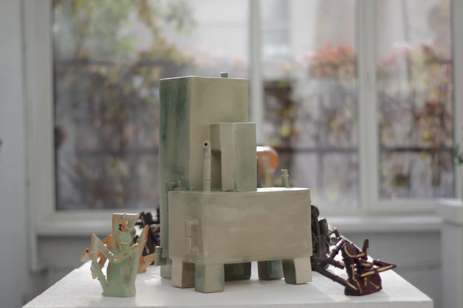 Iš arti nufotografuotas Aistės Kalvelytės keramikos objektas, išryškinantis unikalų braižą ir medžiagiškumą.