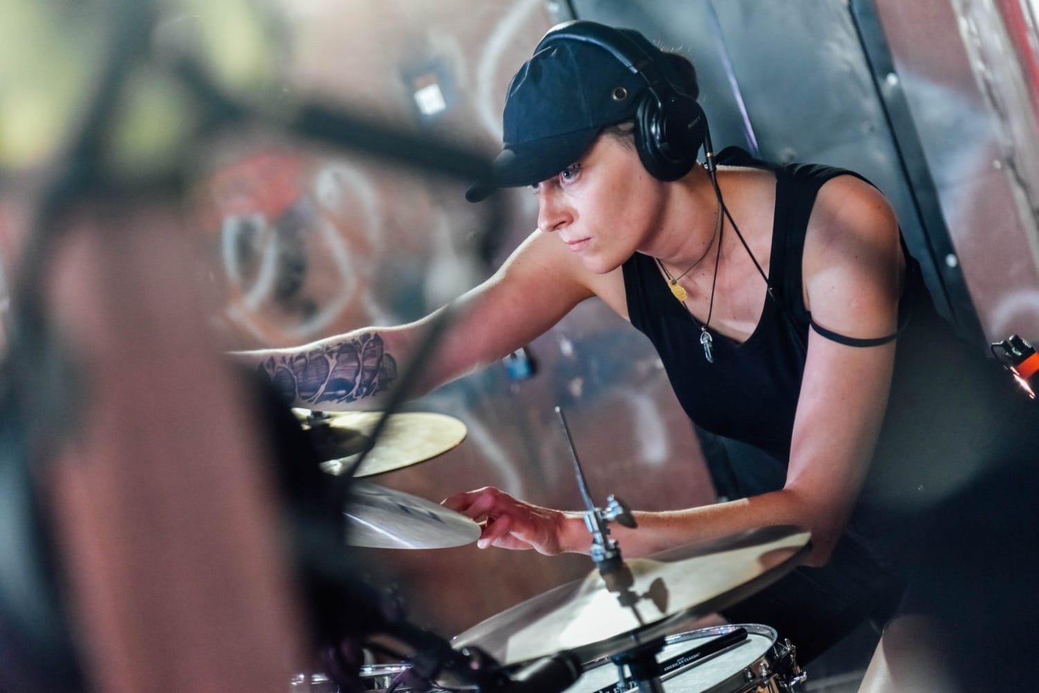 Aistė Kalvelytė prie DJ pulto ant scenos, pasirodymo su grupe metu.