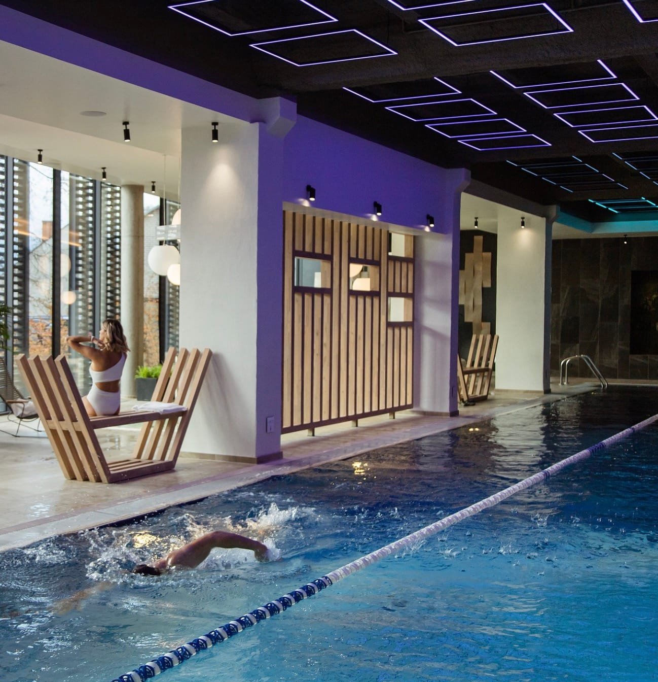 Modernus plaukimo baseinas ir poilsio gultai Aušra SPA viešbutyje Kaune.