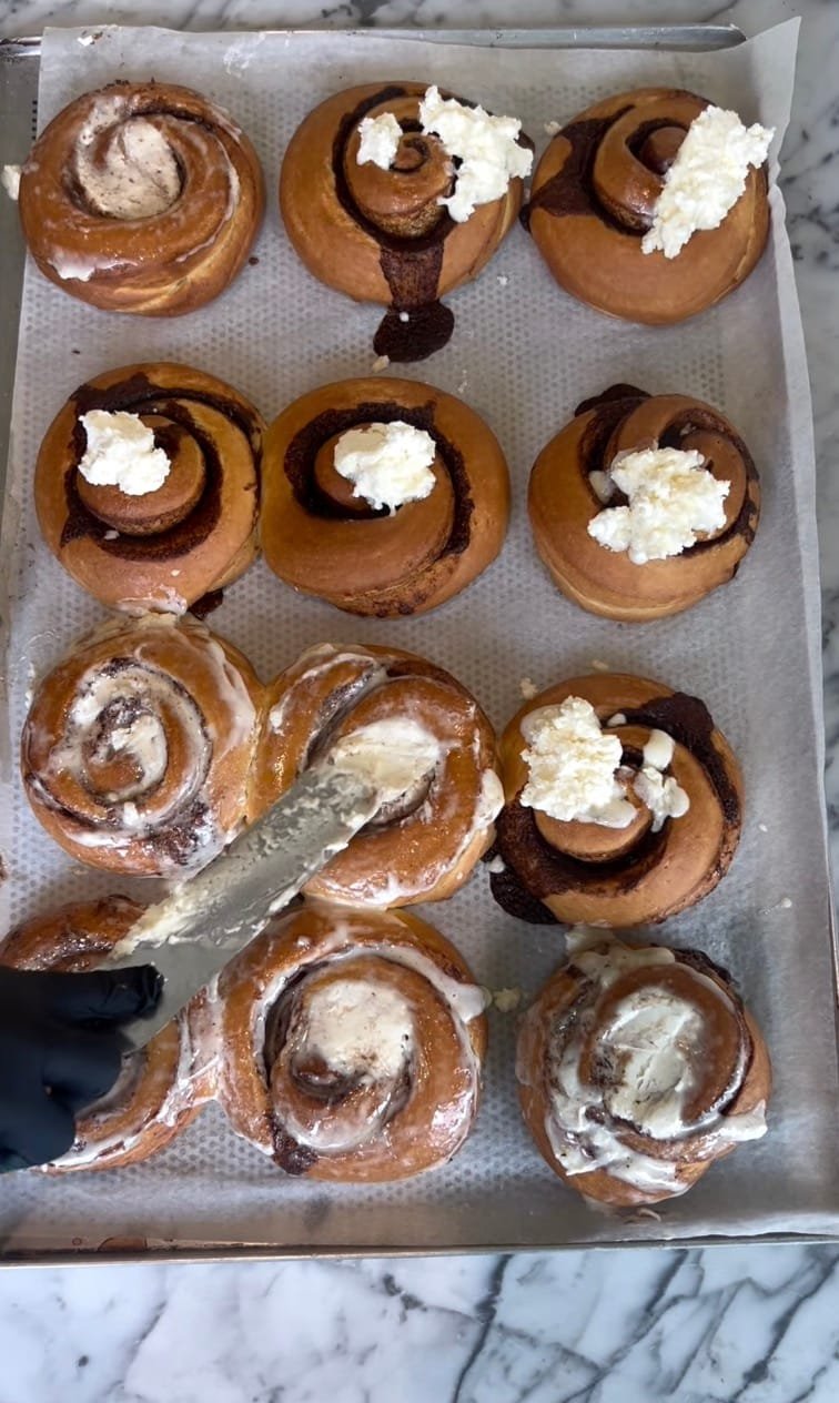 Druska Miltai Vanduo cinamoninė bandelė su raugu, matosi drėgna tekstūra