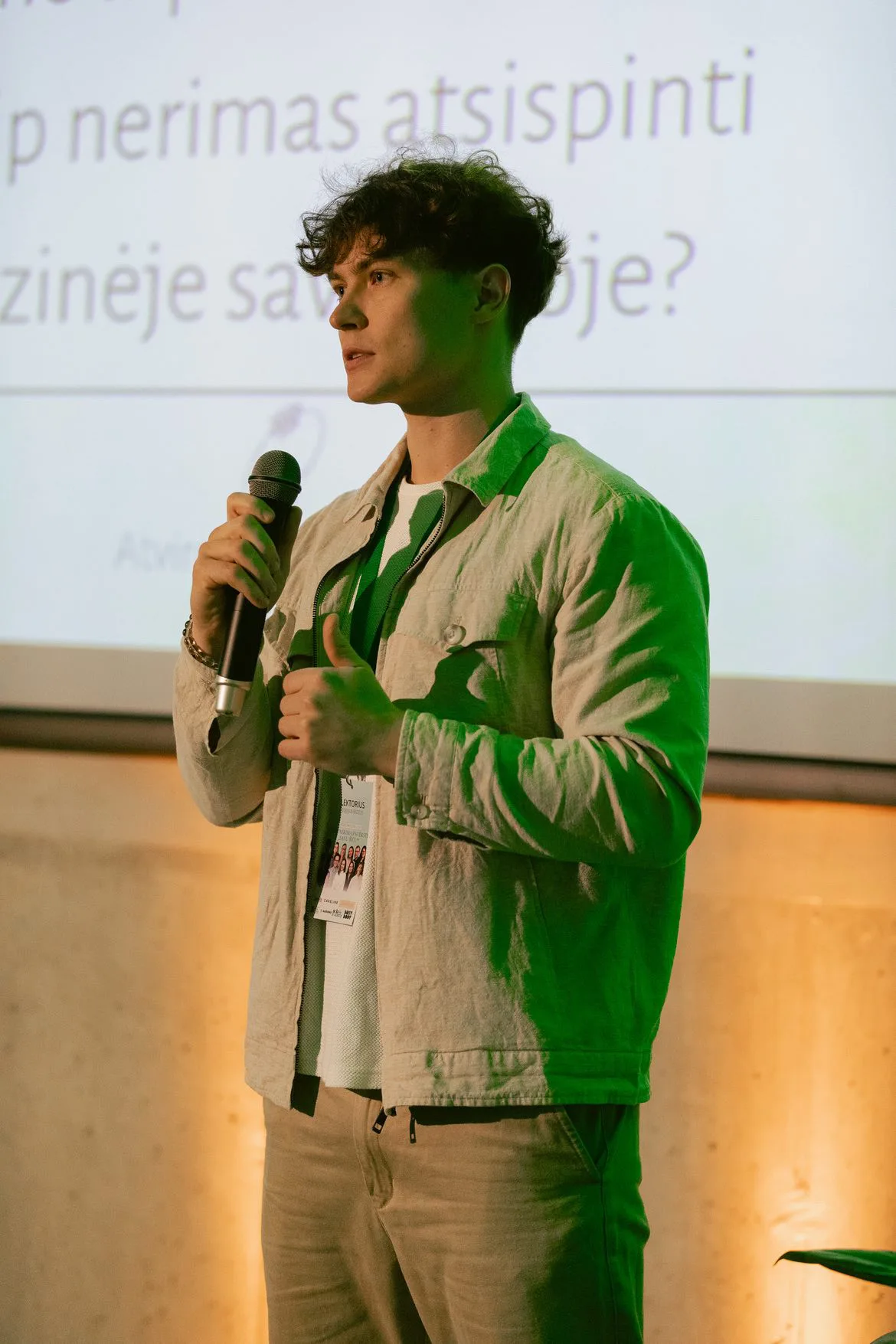 Treneris konsultuoja klientą apie sveikatingumą, traumų prevenciją ir režimą.