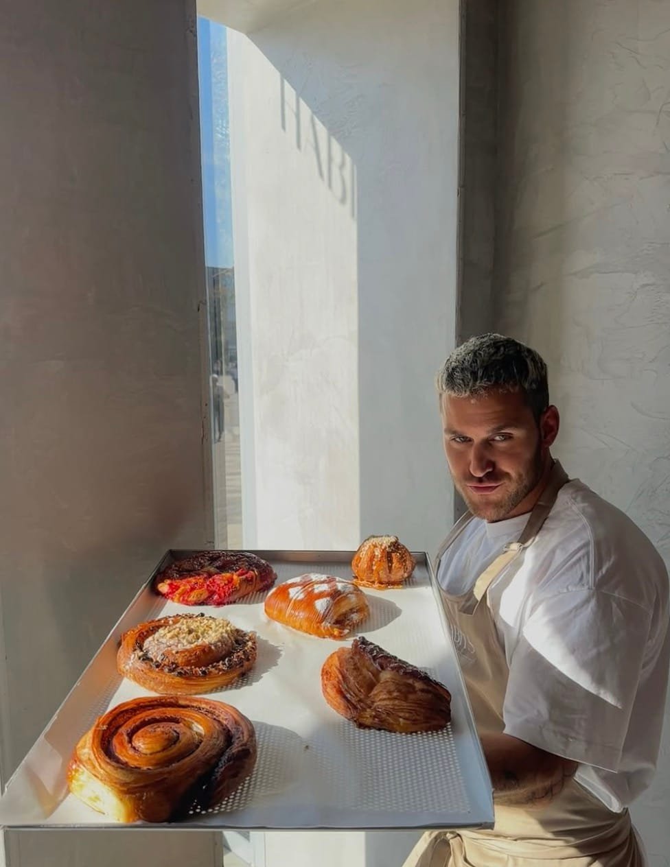 Habits Bakery estetiška cinamoninė bandelė Paupyje, modernus kepyklos stilius