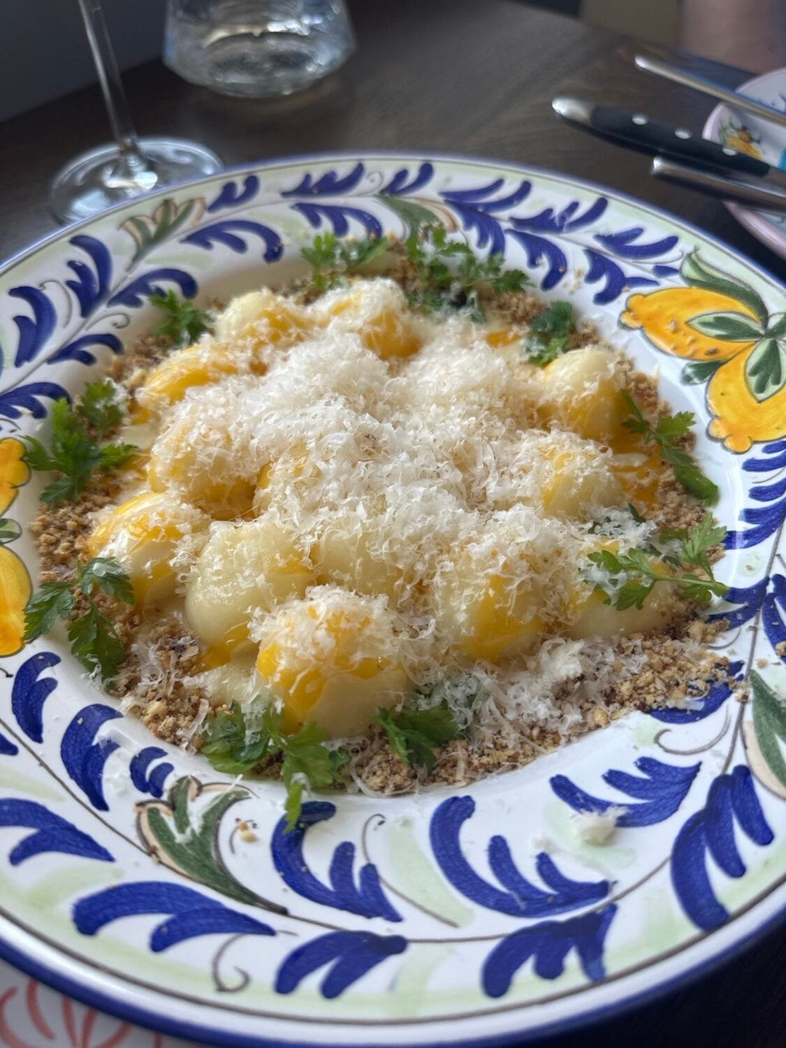 Restorano Vilniuje stalas su patiektais pietų ar vakarienės patiekalais.