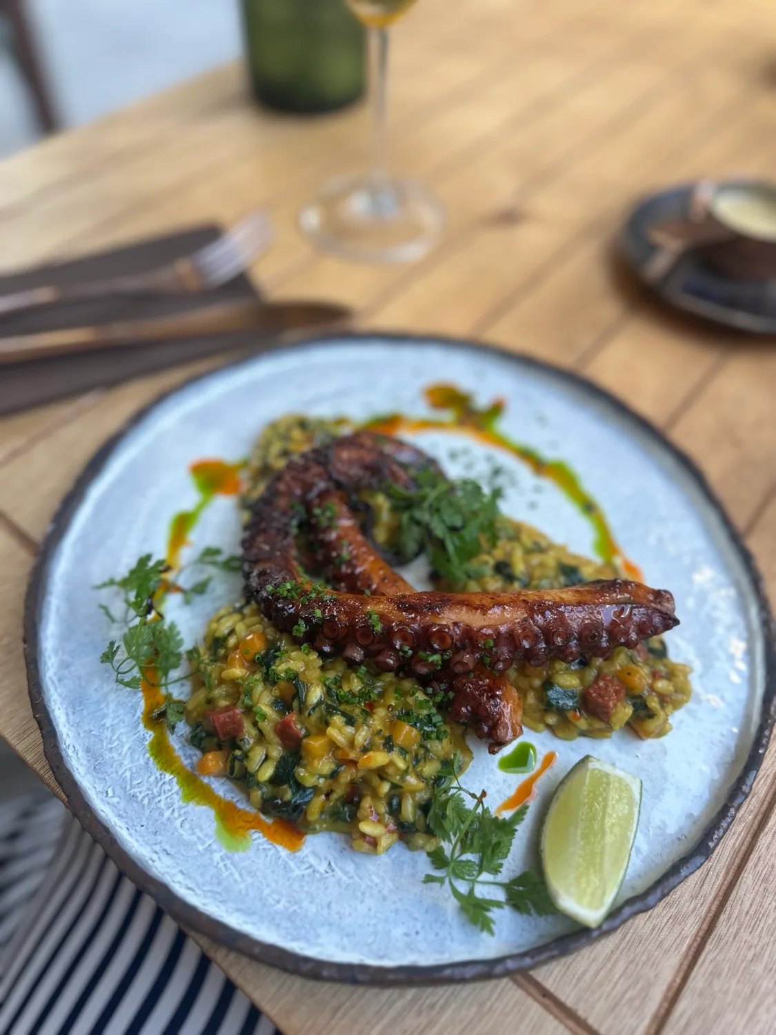 Jauki vakarienė restorane su gausiai maistu nukrautu stalu.