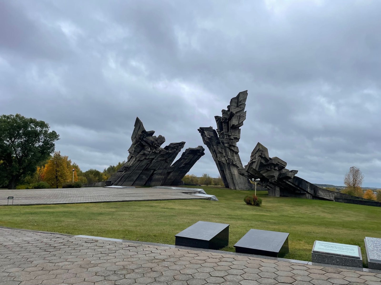 Monumentas holokausto aukoms atminti Kauno IX forto muziejuje.