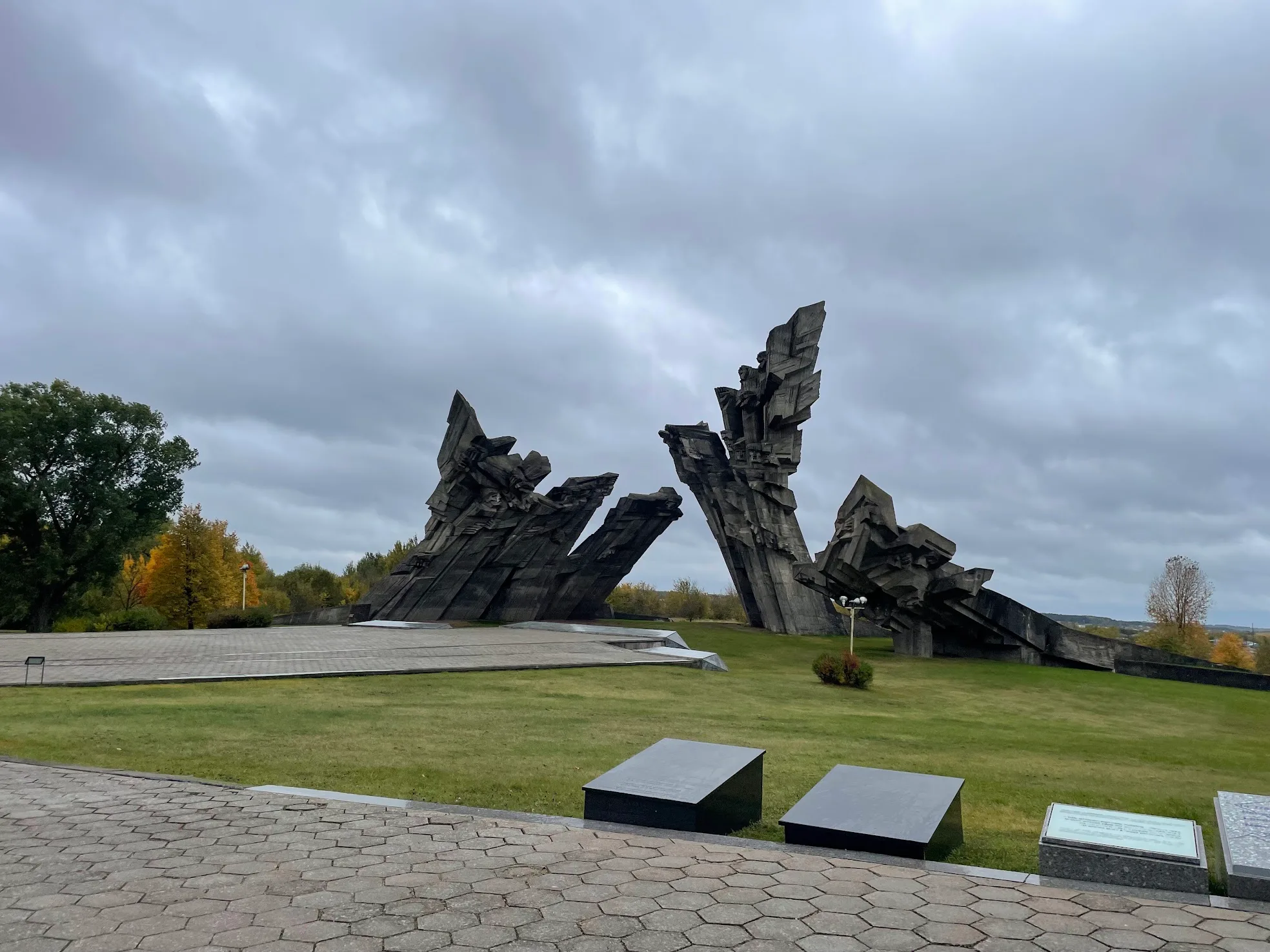 Monumentas holokausto aukoms atminti Kauno IX forto muziejuje.