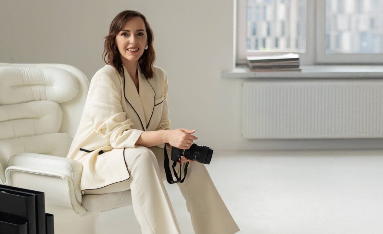 Fotografė Justina Milka darbo metu verslo fotosesijoje