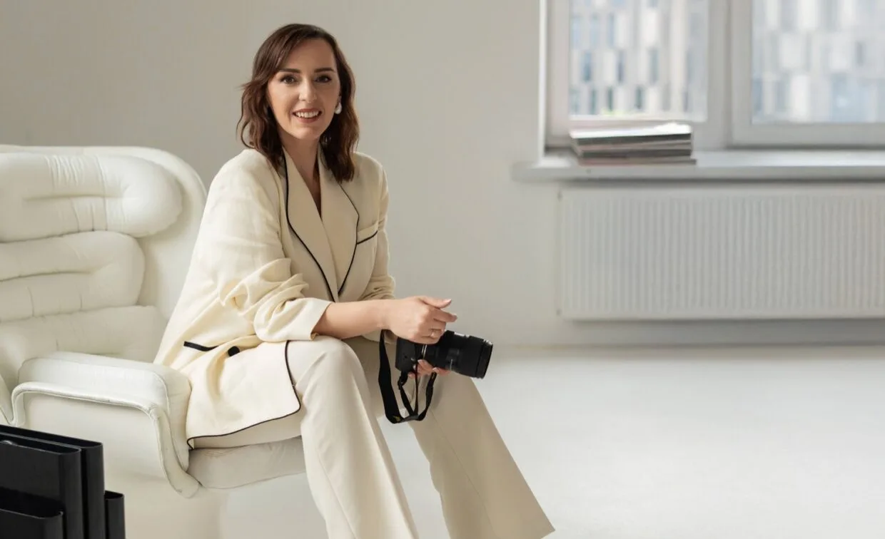 Fotografė Justina Milka darbo metu verslo fotosesijoje