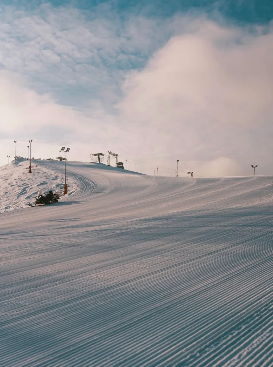 Slidinėjimas Liepkalnio trasose Vilniuje – populiari vieta kur slidinėti Lietuvoje.