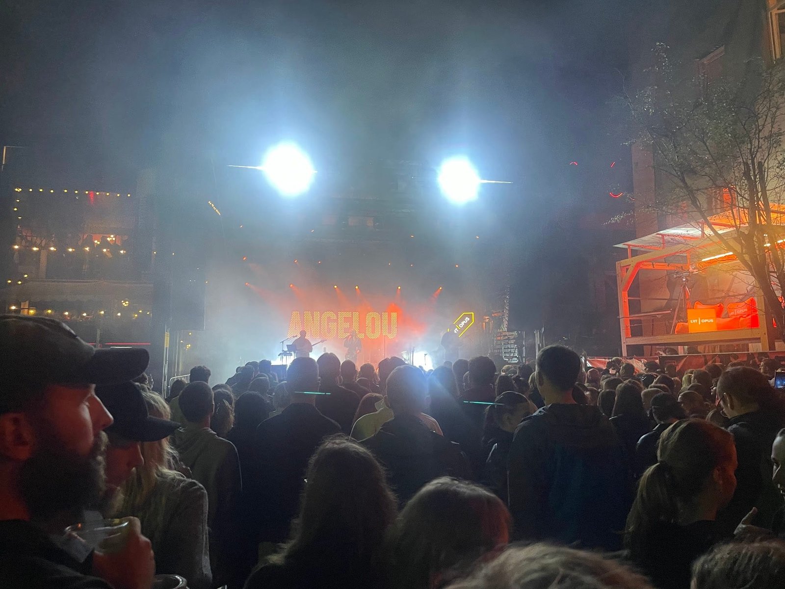 Lankytojų minia ir apšviesta scena urbanistiniame muzikos festivalyje Loftas Fest Vilniuje