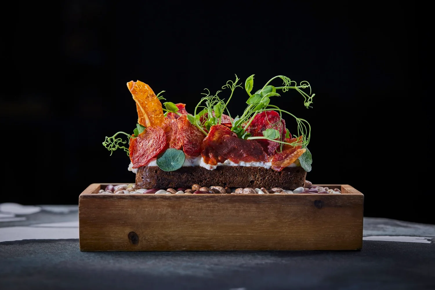 Luko Gaudučio kulinarinis kūrinys: preciziškai patiektas sezoninis patiekalas Plungės restorane.