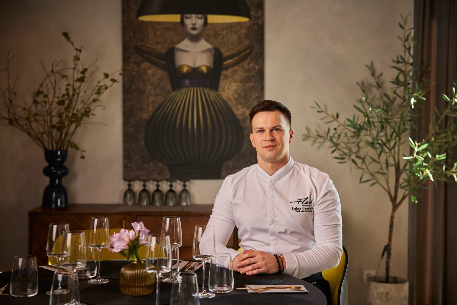 Virtuvės šefas Lukas Gaudutis sėdi restorano „Flow“ salėje Plungėje – nuo profesionalaus sporto iki aukštosios gastronomijos.