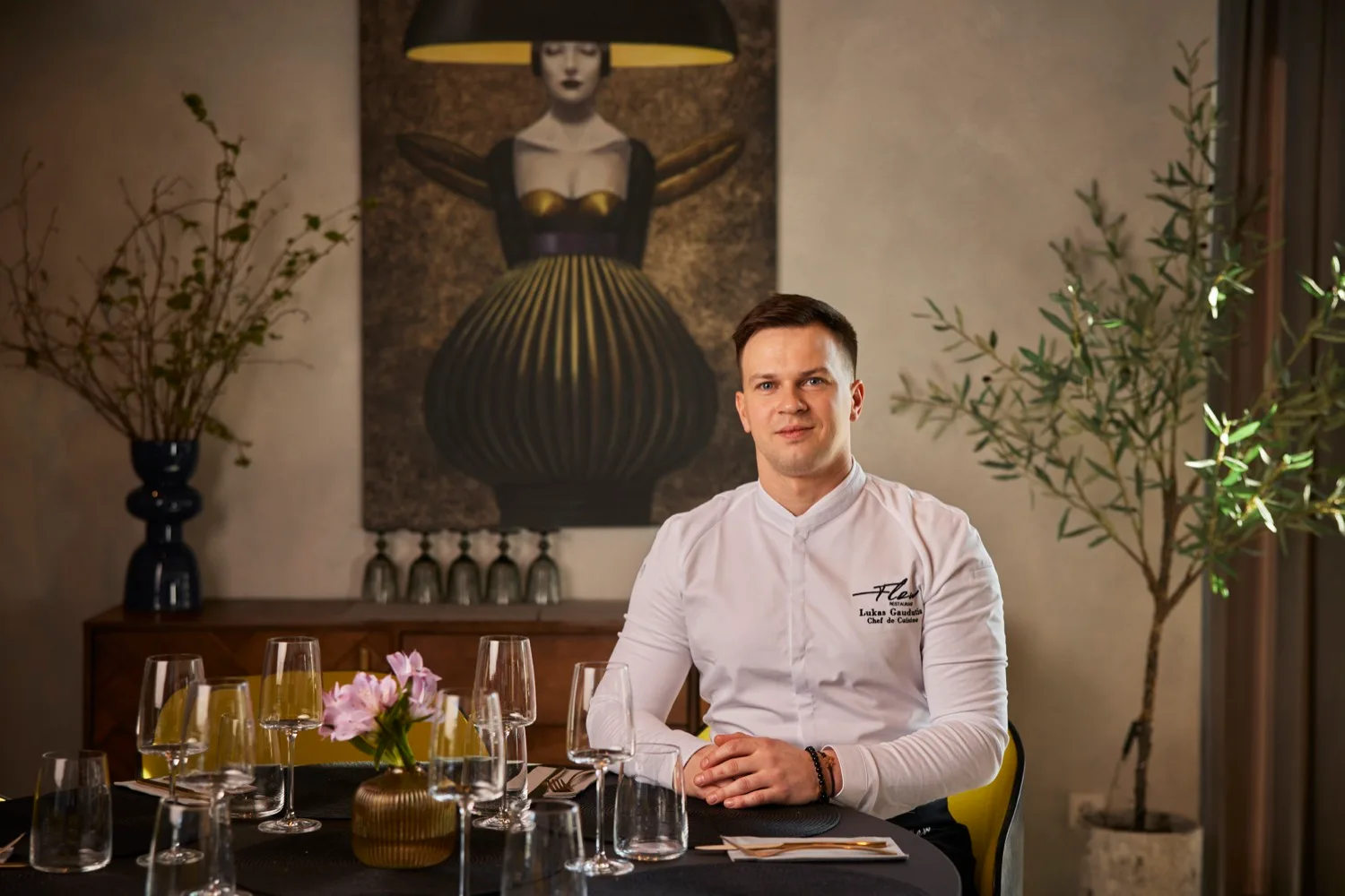 Virtuvės šefas Lukas Gaudutis sėdi restorano „Flow“ salėje Plungėje – nuo profesionalaus sporto iki aukštosios gastronomijos.