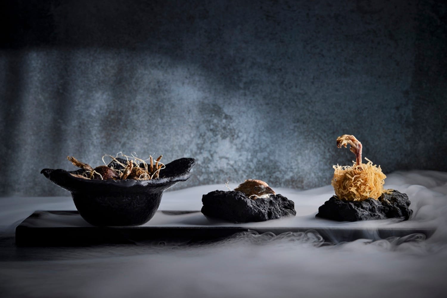 Restorano „Flow“ degustacinės vakarienės patiekalas – estetiška klasikos ir modernumo interpretacija.